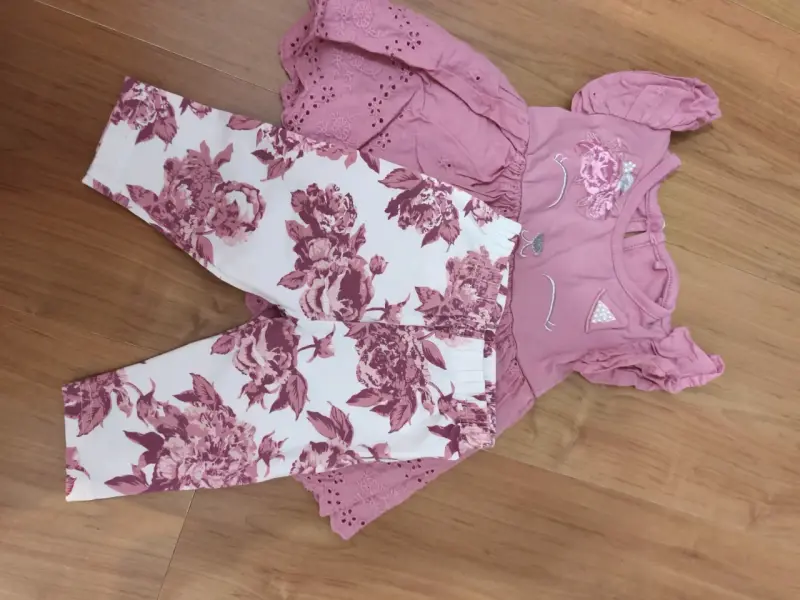 Conjunto infantil rosa con leggings florales - 3