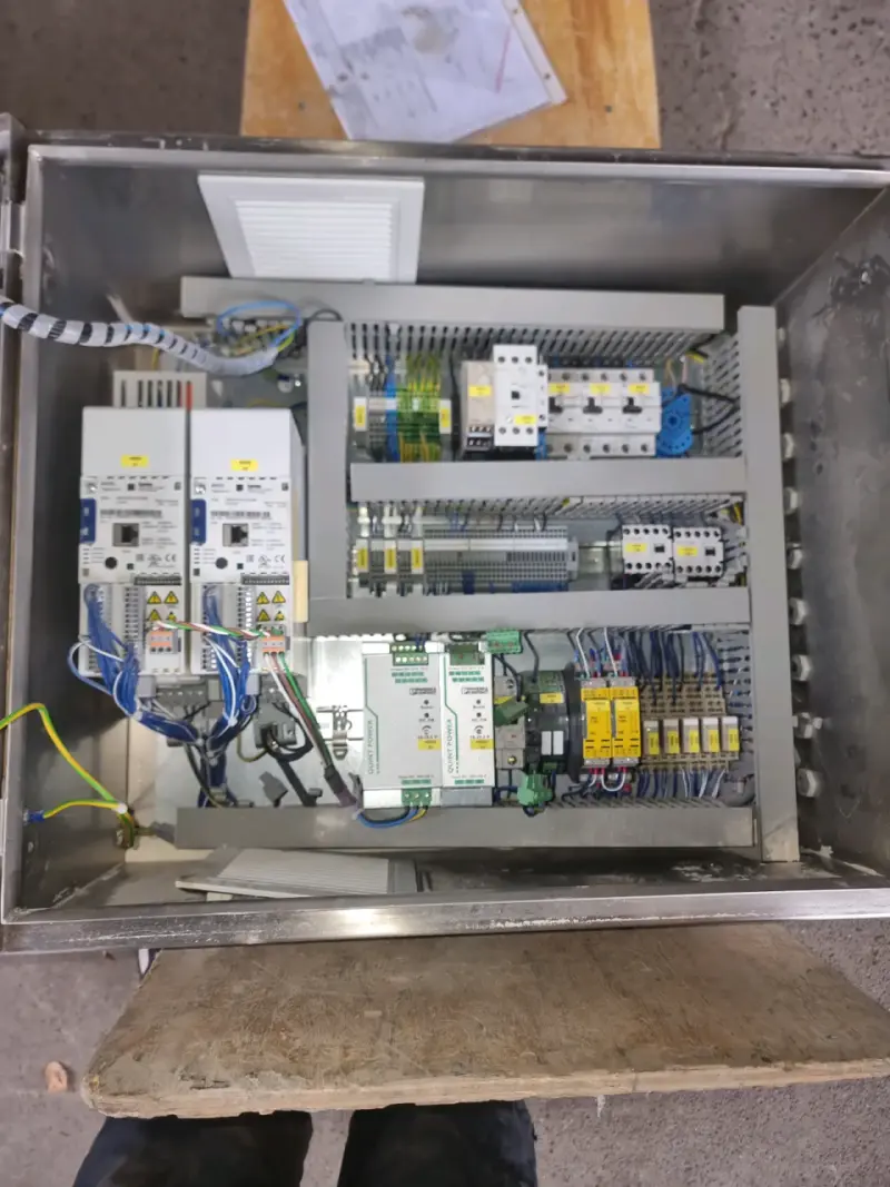 Tablero eléctrico industrial con componentes - 2