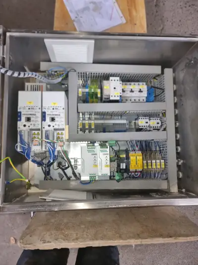 Tablero eléctrico industrial con componentes - miniatura 2
