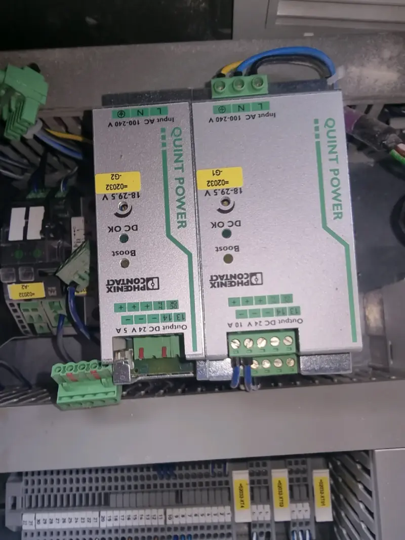 Tablero eléctrico industrial con componentes - 3