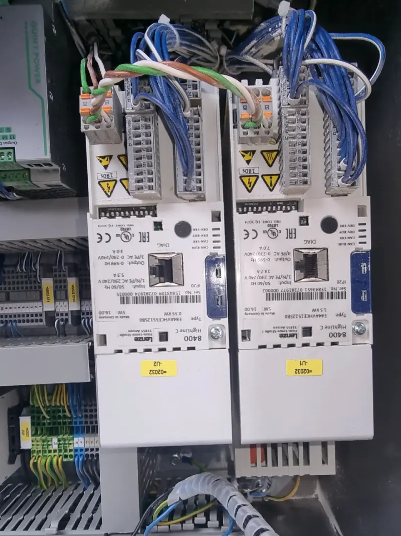 Tablero eléctrico industrial con componentes - 4