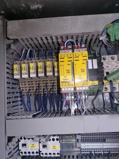 Tablero eléctrico industrial con componentes - miniatura 5