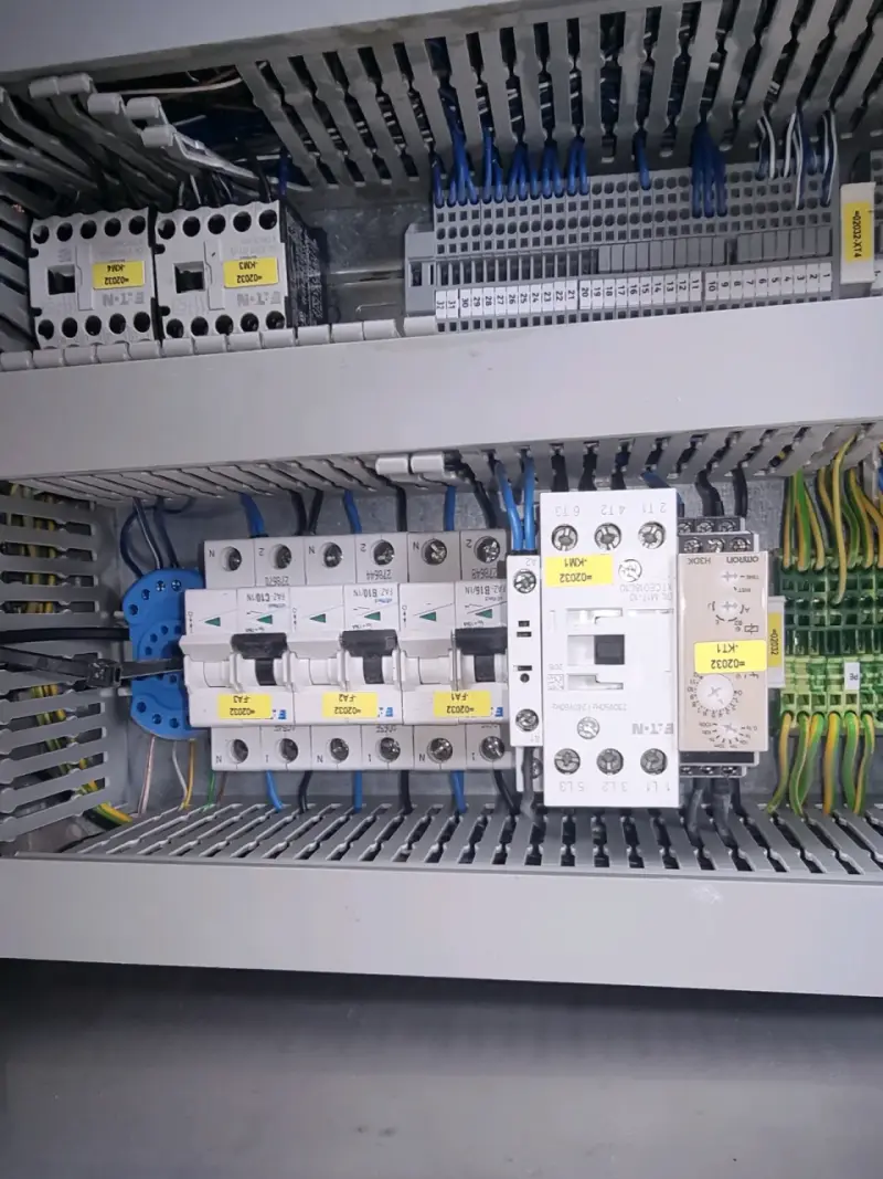 Tablero eléctrico industrial con componentes - 6