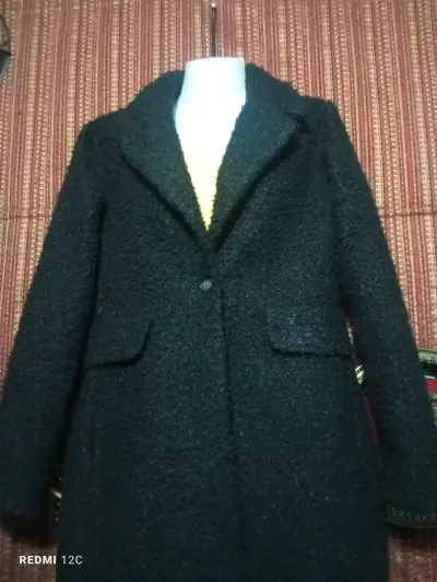 Abrigo negro de lana para mujer - miniatura 1