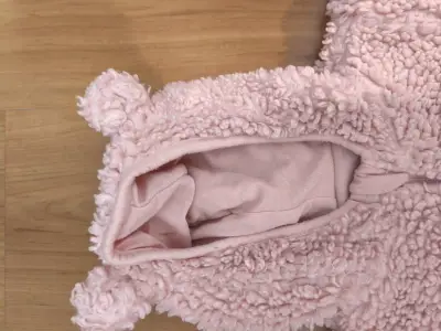 Enterito de bebé rosado con capucha - miniatura 2
