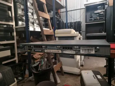 Router Cisco 2800 Series usado - miniatura 3