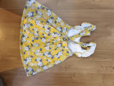 Vestido infantil amarillo con flores - miniatura 2