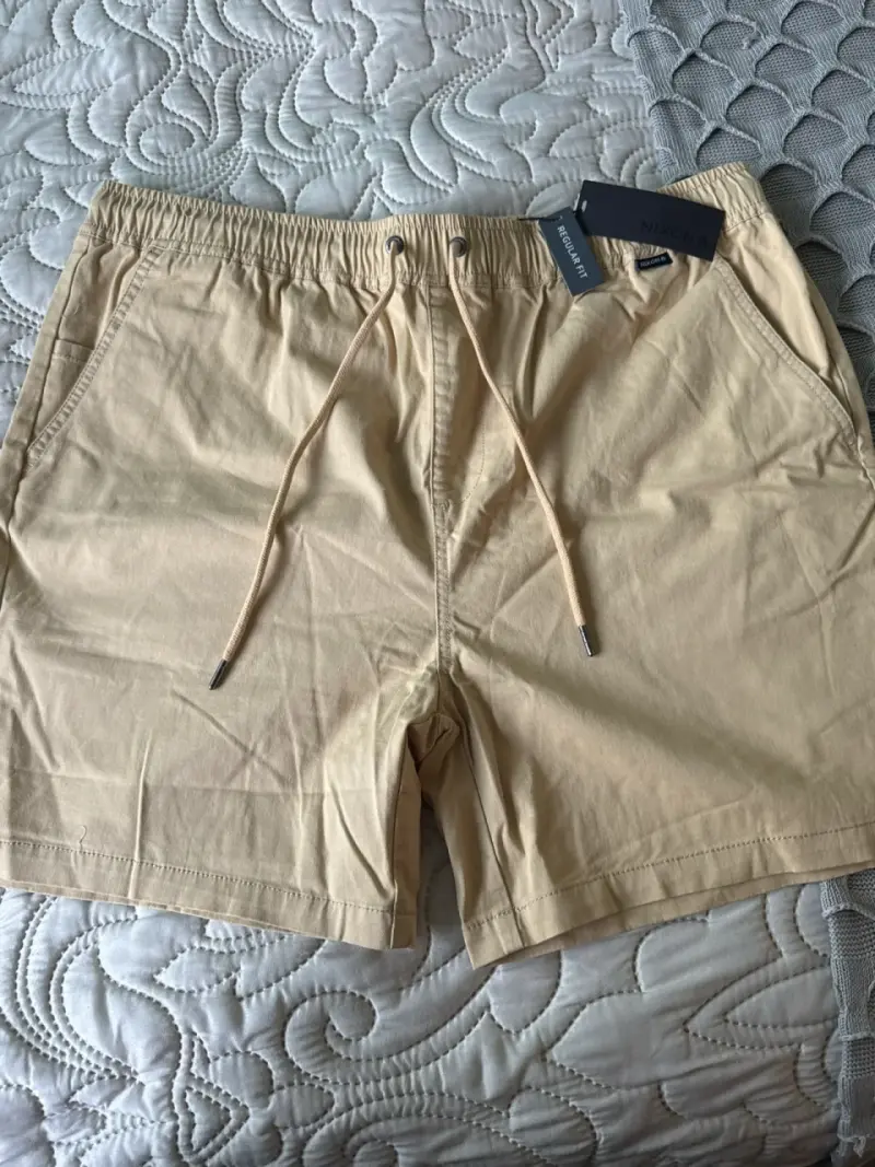 Shorts beige con ajuste elástico - 1