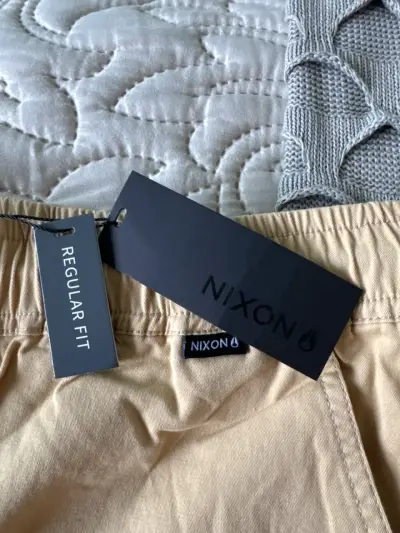 Shorts beige con ajuste elástico - miniatura 2