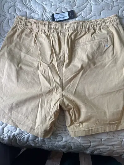 Shorts beige con ajuste elástico - miniatura 3