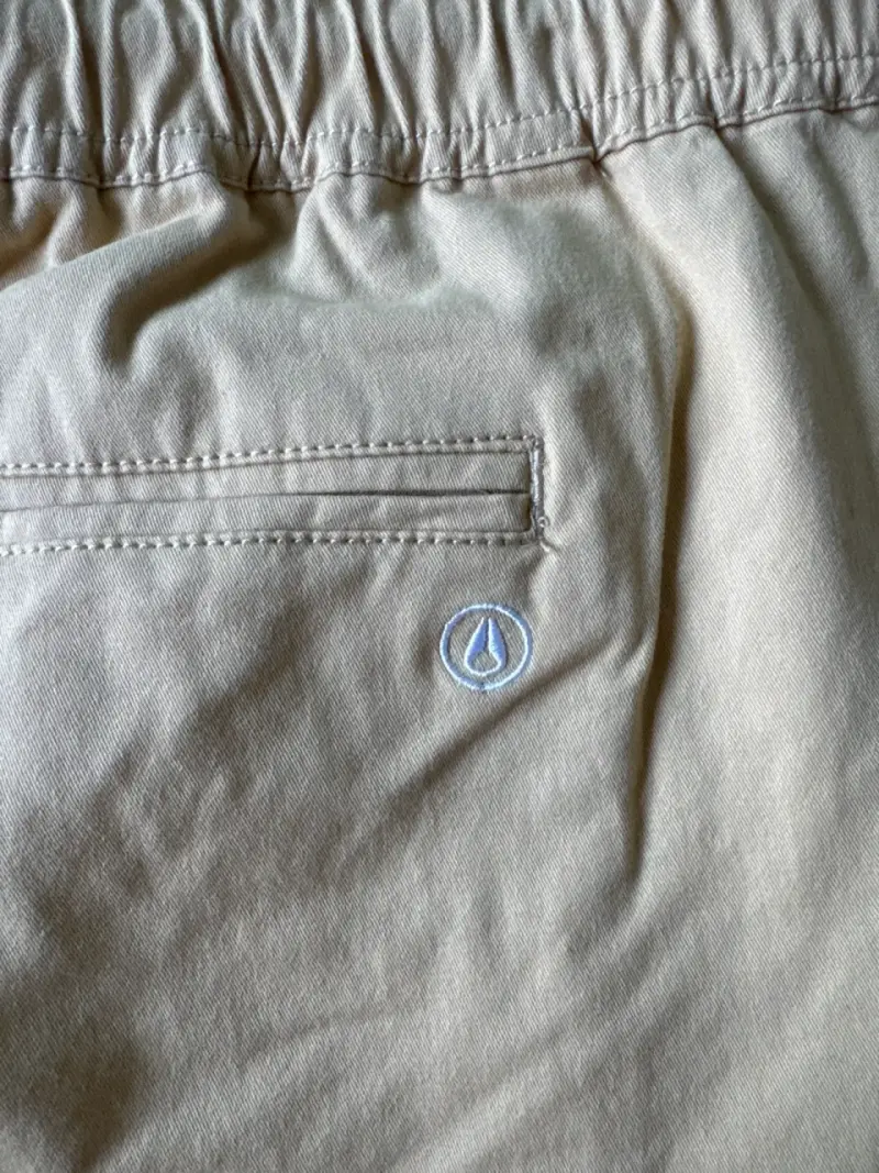 Shorts beige con ajuste elástico - 4
