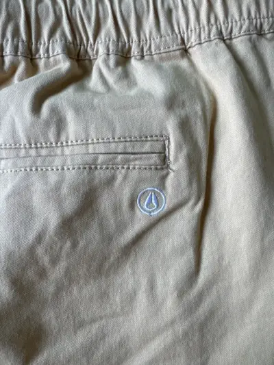 Shorts beige con ajuste elástico - miniatura 4
