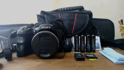 Cámara Sony Cyber-shot DSC-H200 con accesorios - miniatura 1