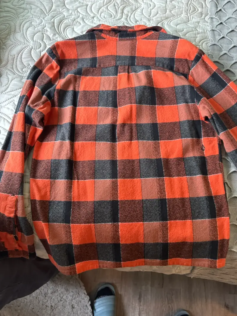 Camisa de franela a cuadros naranja y negra - 4