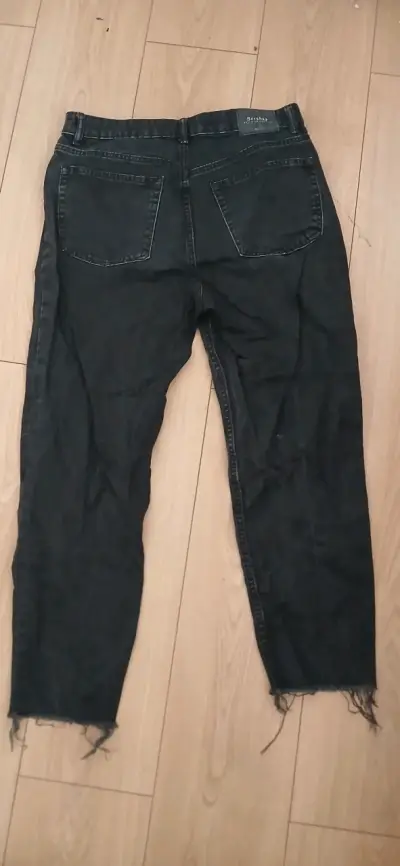 Jeans negros desgastados para mujer - miniatura 2