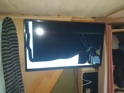 Televisor LED con pantalla rota - miniatura 1