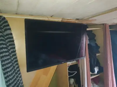 Televisor LED con pantalla rota - miniatura 2