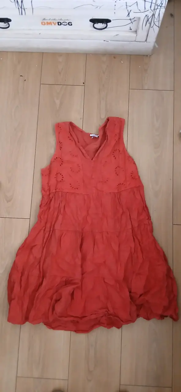 Vestido rojo sin mangas con bordado