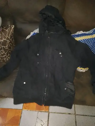 Chaqueta negra con capucha - miniatura 1