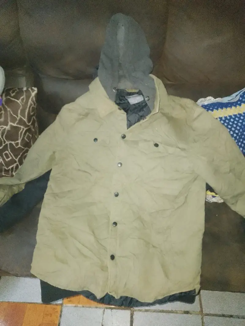Chaqueta negra con capucha - 2