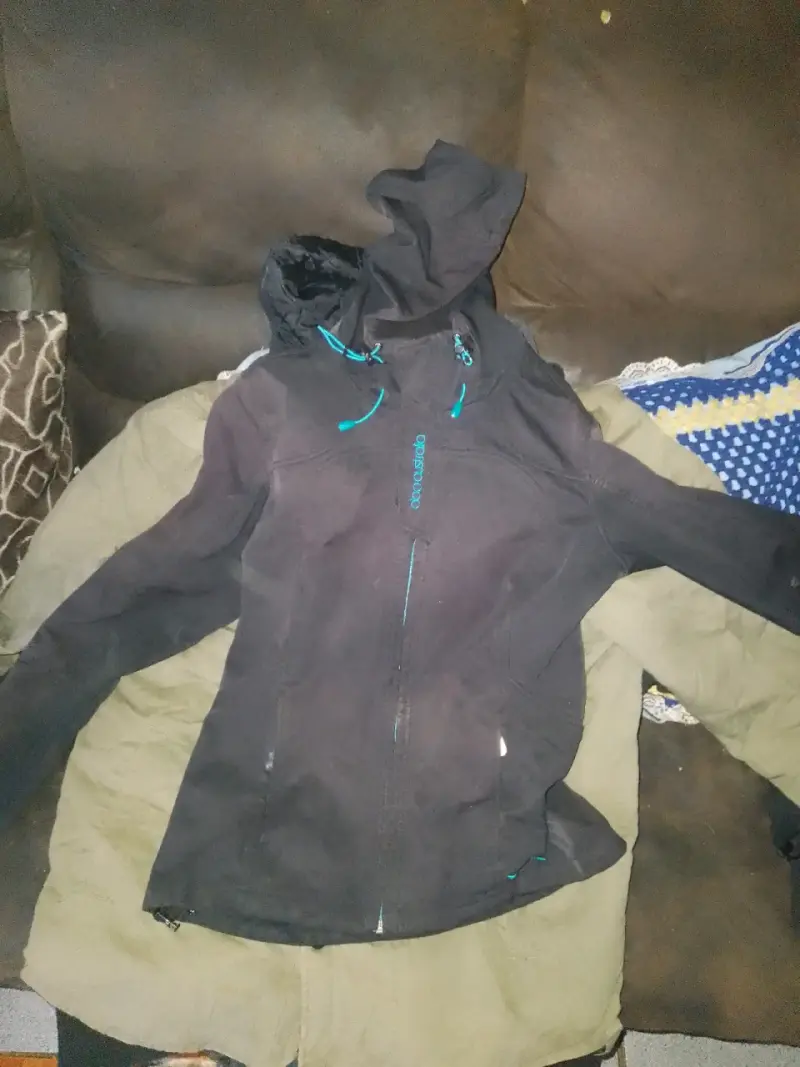 Chaqueta negra con capucha - 3