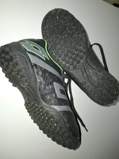 Zapatillas de fútbol Lotto negras con verde - miniatura 1