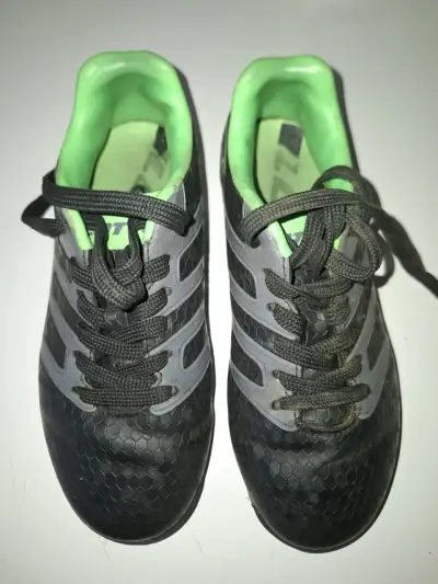Zapatillas de fútbol Lotto negras con verde - miniatura 2