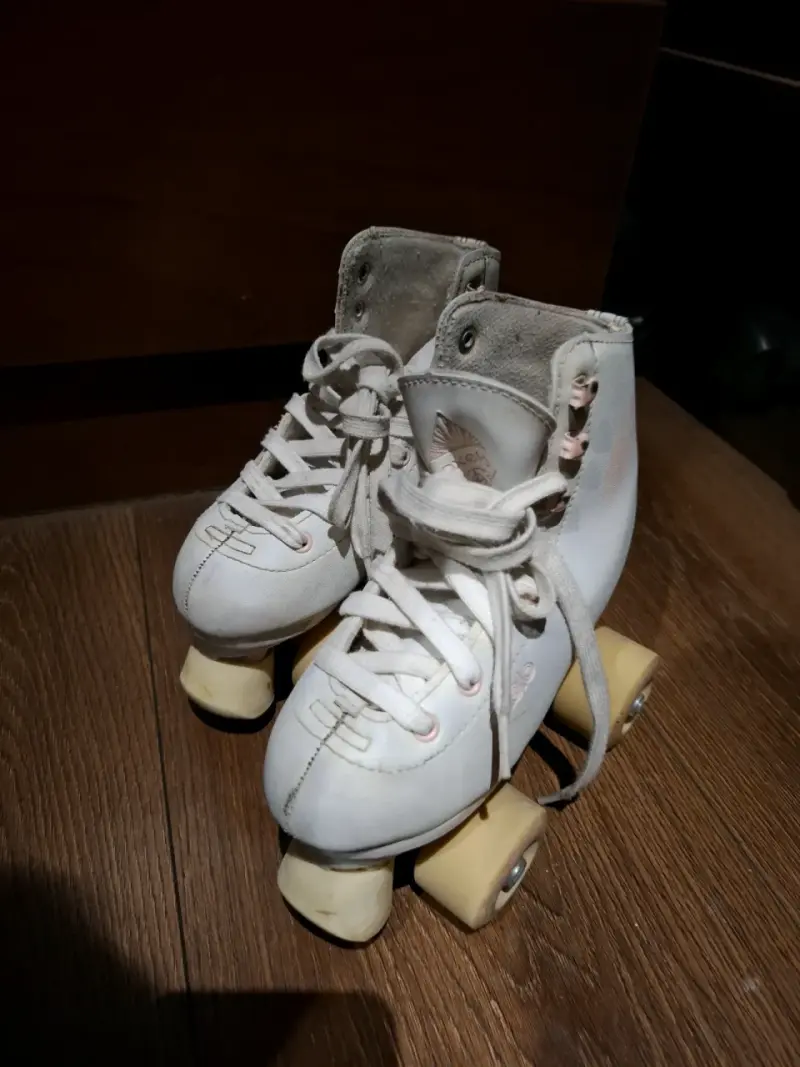 Patines de cuatro ruedas blancos - 2