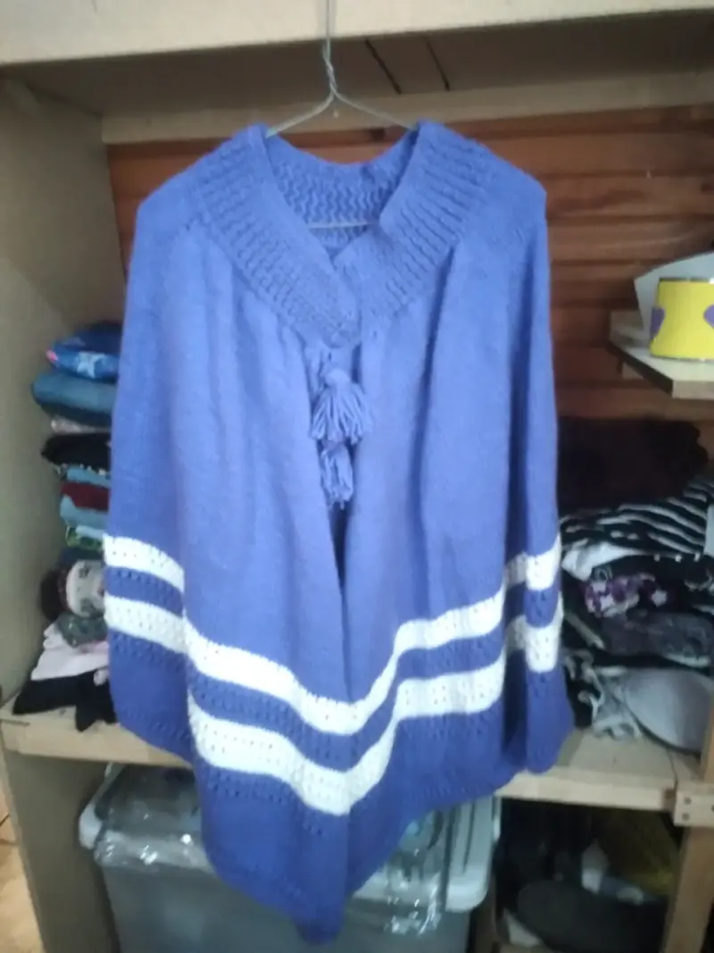 Poncho tejido morado con franjas blancas