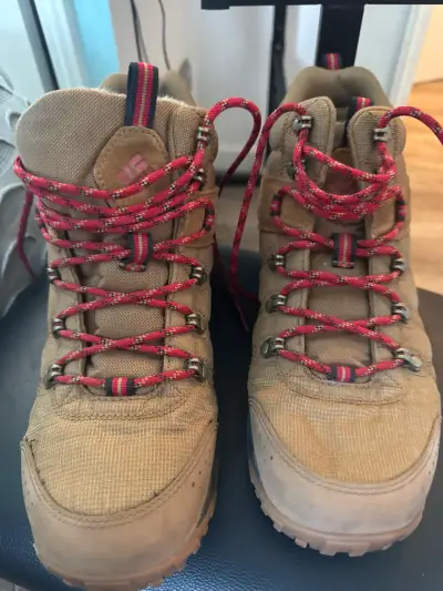 Botas de montaña color beige con cordones rojos - miniatura 1