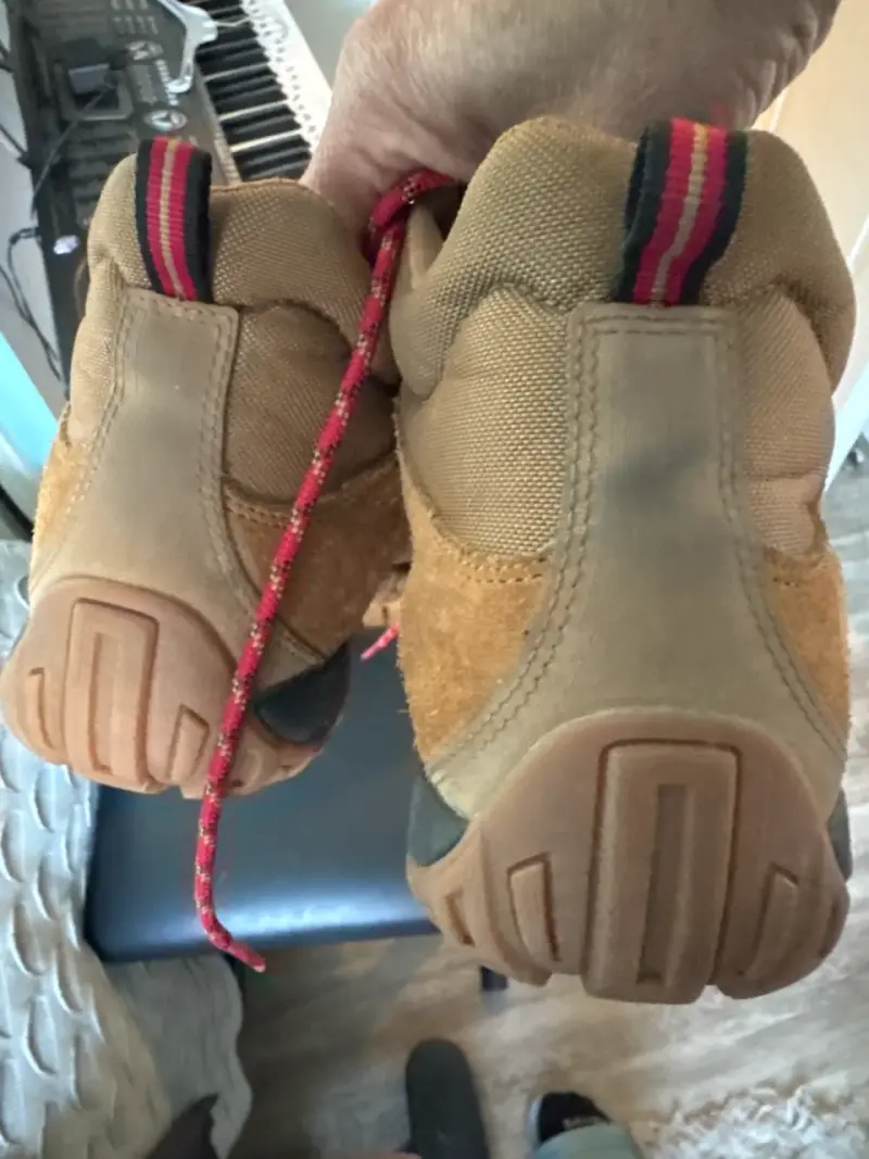 Botas de montaña color beige con cordones rojos - 4