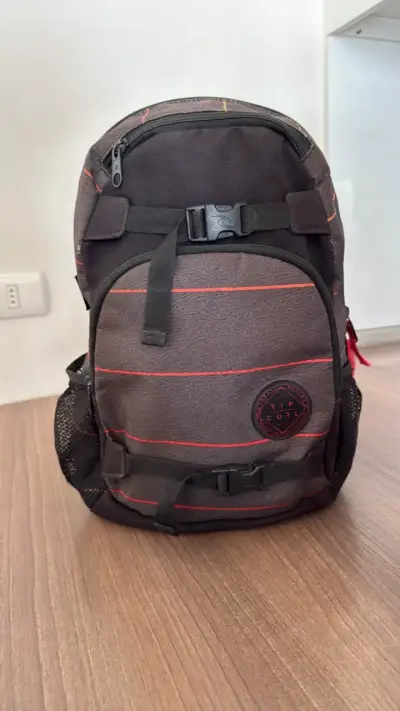 Mochila Rip Curl negra con detalles rojos - miniatura 1