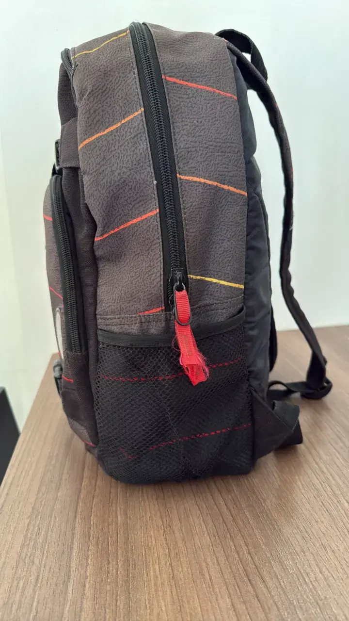 Mochila Rip Curl negra con detalles rojos - 2