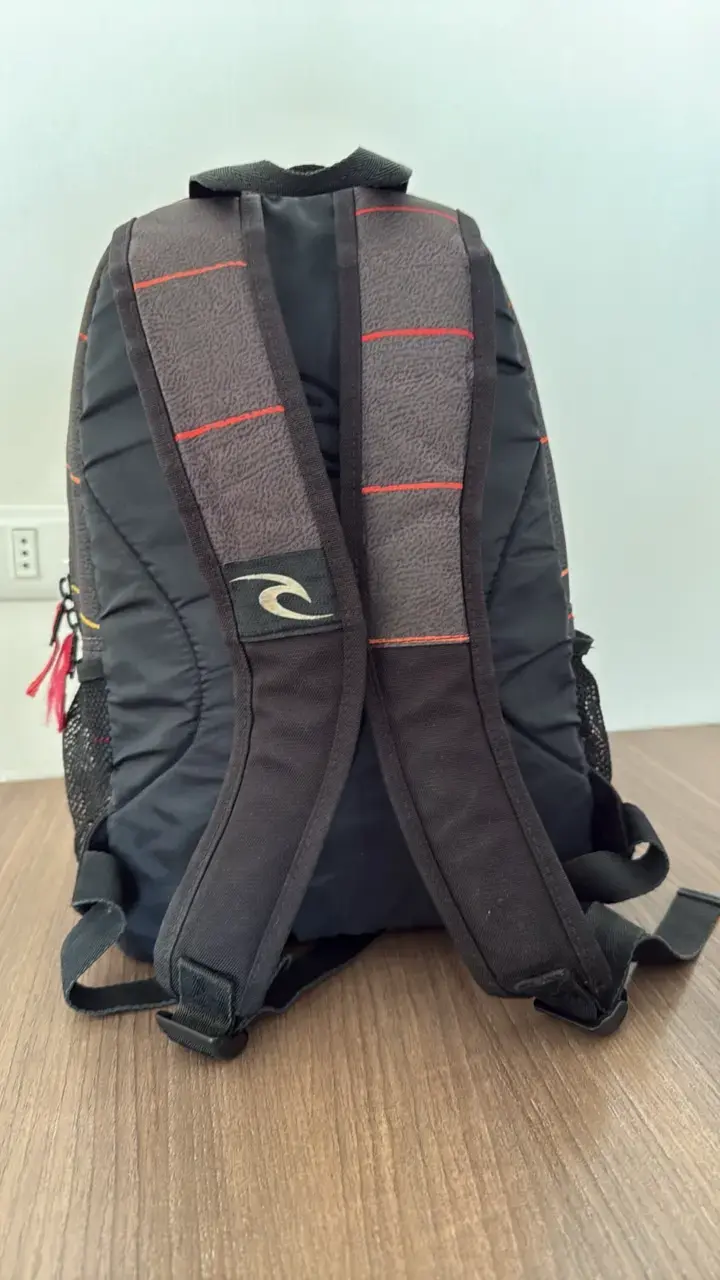 Mochila Rip Curl negra con detalles rojos - 3