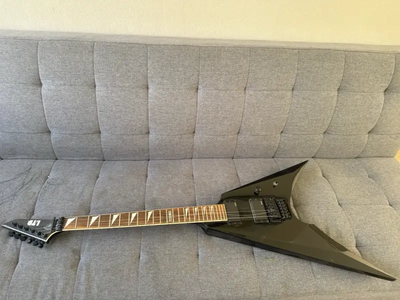 Guitarra eléctrica LTD negra estilo V - 1
