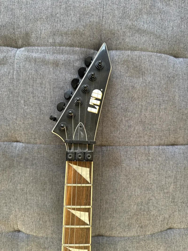 Guitarra eléctrica LTD negra estilo V - 2