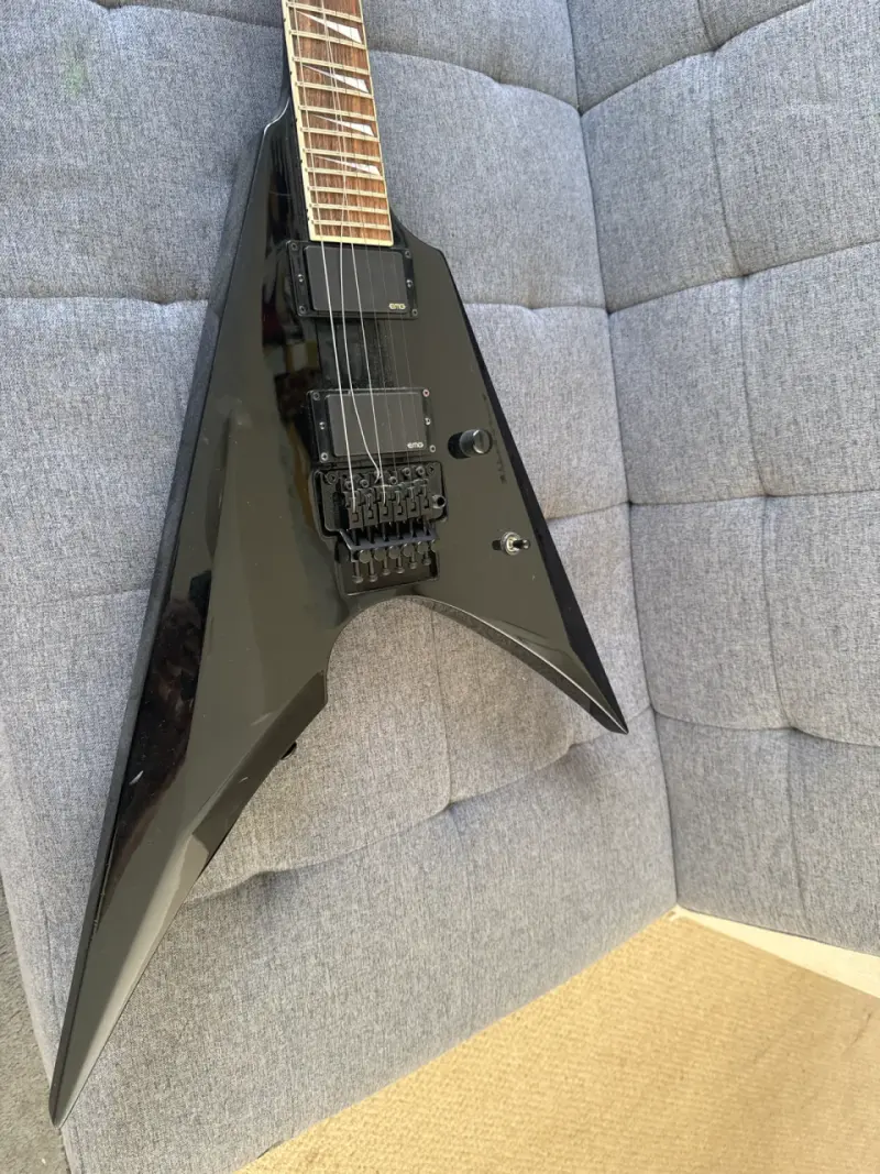 Guitarra eléctrica LTD negra estilo V - 3