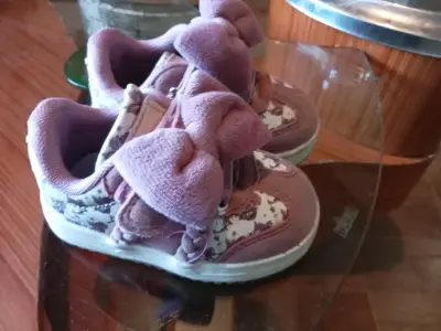 Zapatillas infantiles rosadas con lazo - miniatura 1