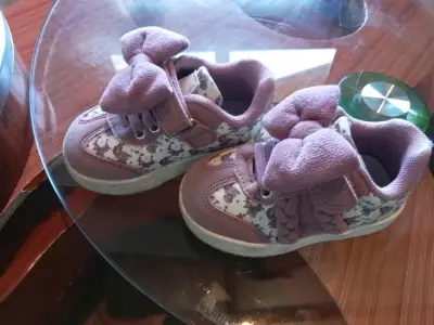 Zapatillas infantiles rosadas con lazo - miniatura 2