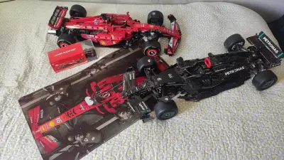 Modelos de autos de carreras Ferrari y Mercedes - miniatura 1
