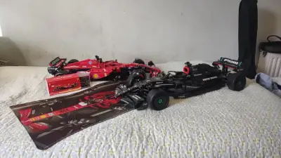 Modelos de autos de carreras Ferrari y Mercedes - miniatura 2