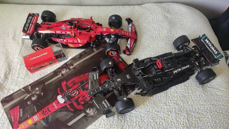 Modelos de autos de carreras Ferrari y Mercedes - 4