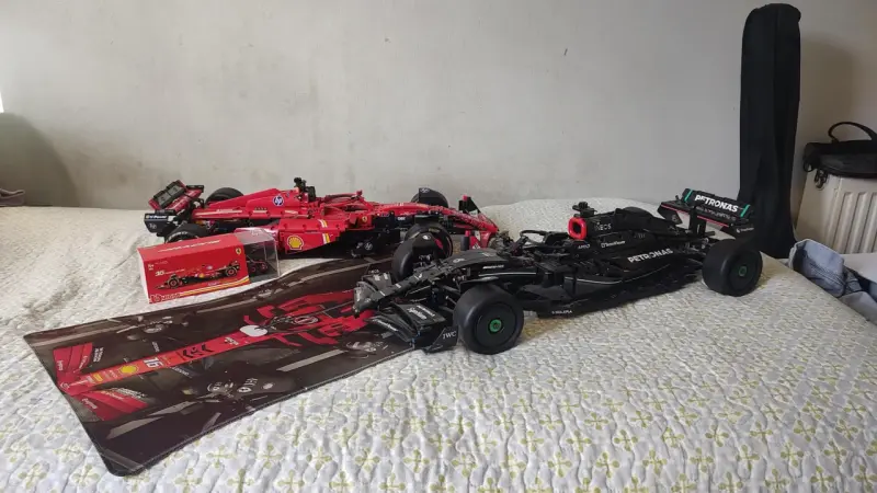 Modelos de autos de carreras Ferrari y Mercedes - 5