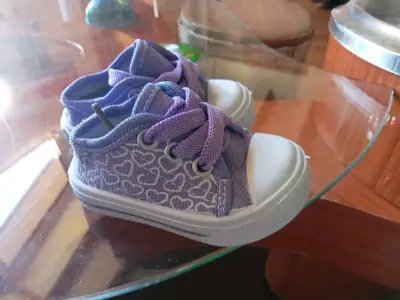 Zapatillas infantiles moradas con corazones - miniatura 1