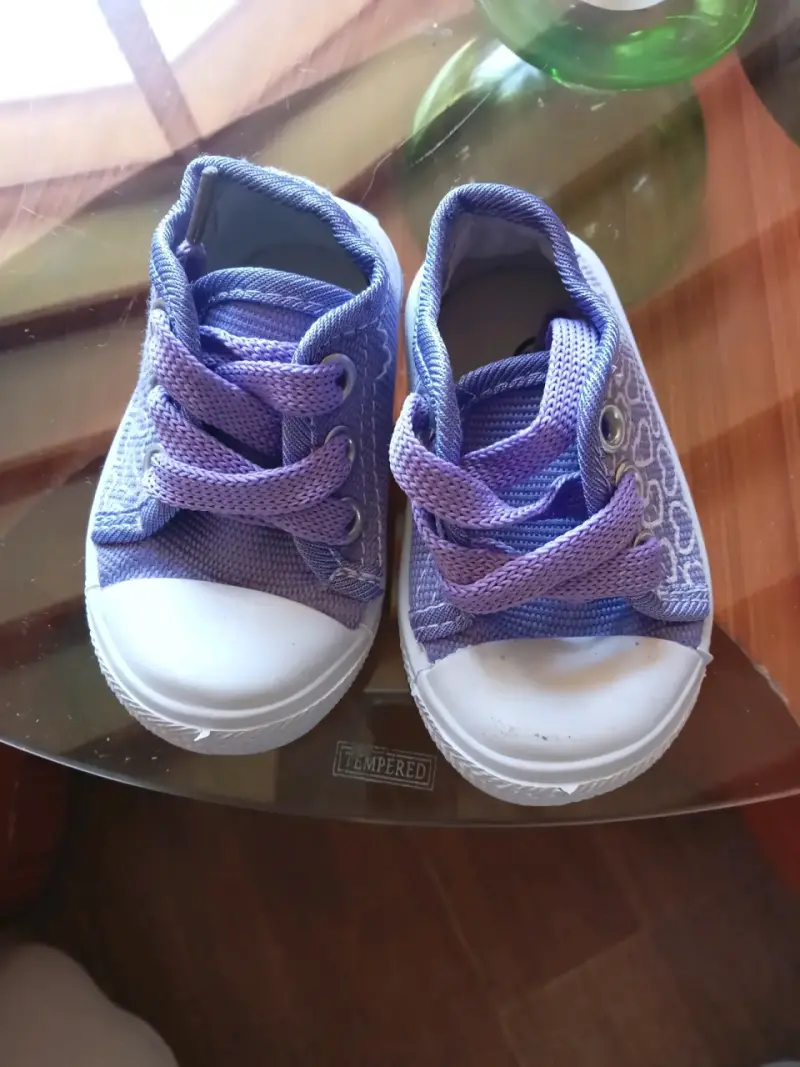 Zapatillas infantiles moradas con corazones - 2