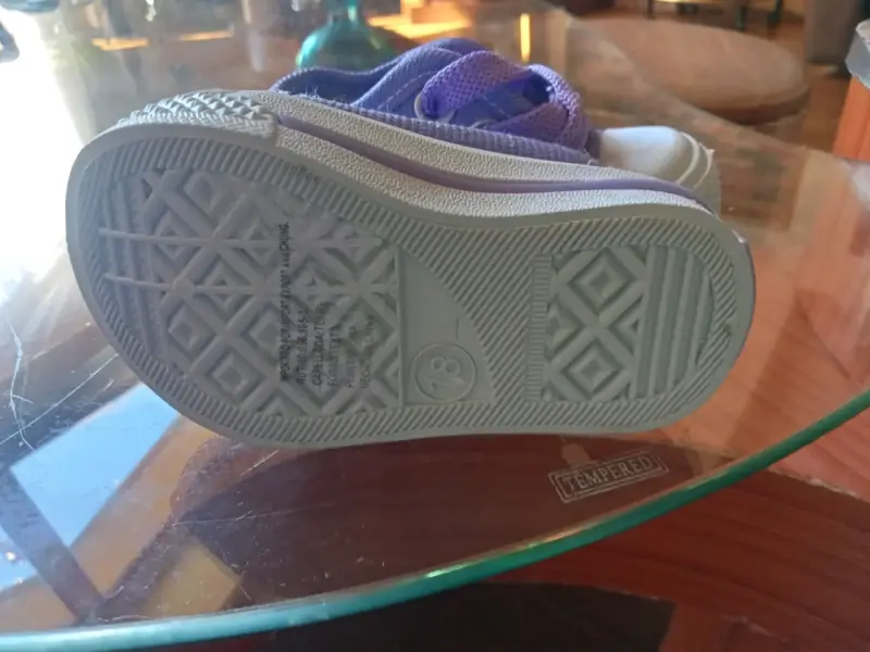 Zapatillas infantiles moradas con corazones - 3