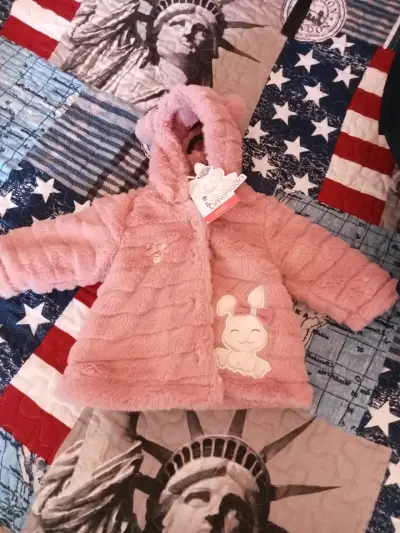 Abrigo rosado para bebé con capucha - miniatura 1