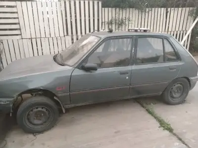 Auto compacto GT usado en buen estado - miniatura 1