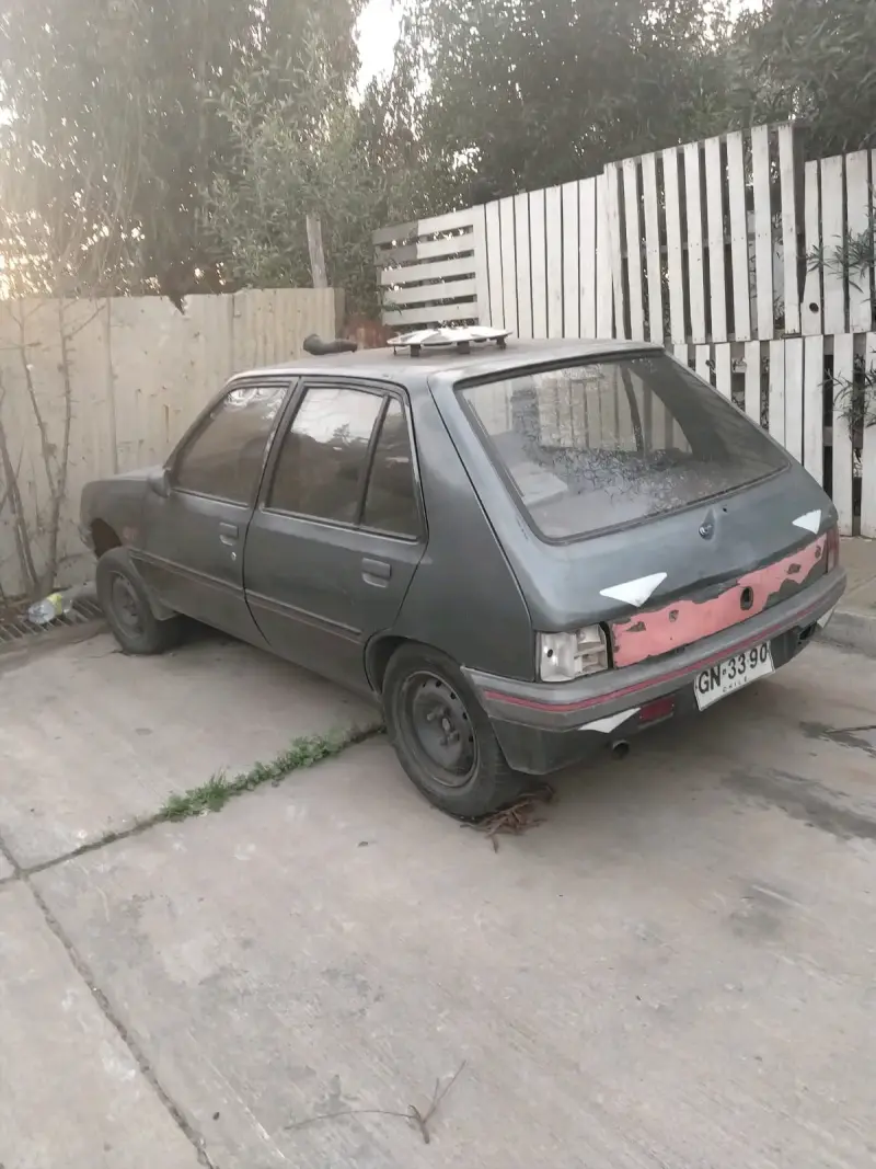 Auto compacto GT usado en buen estado - 2
