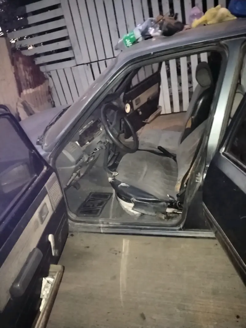 Auto compacto GT usado en buen estado - 4